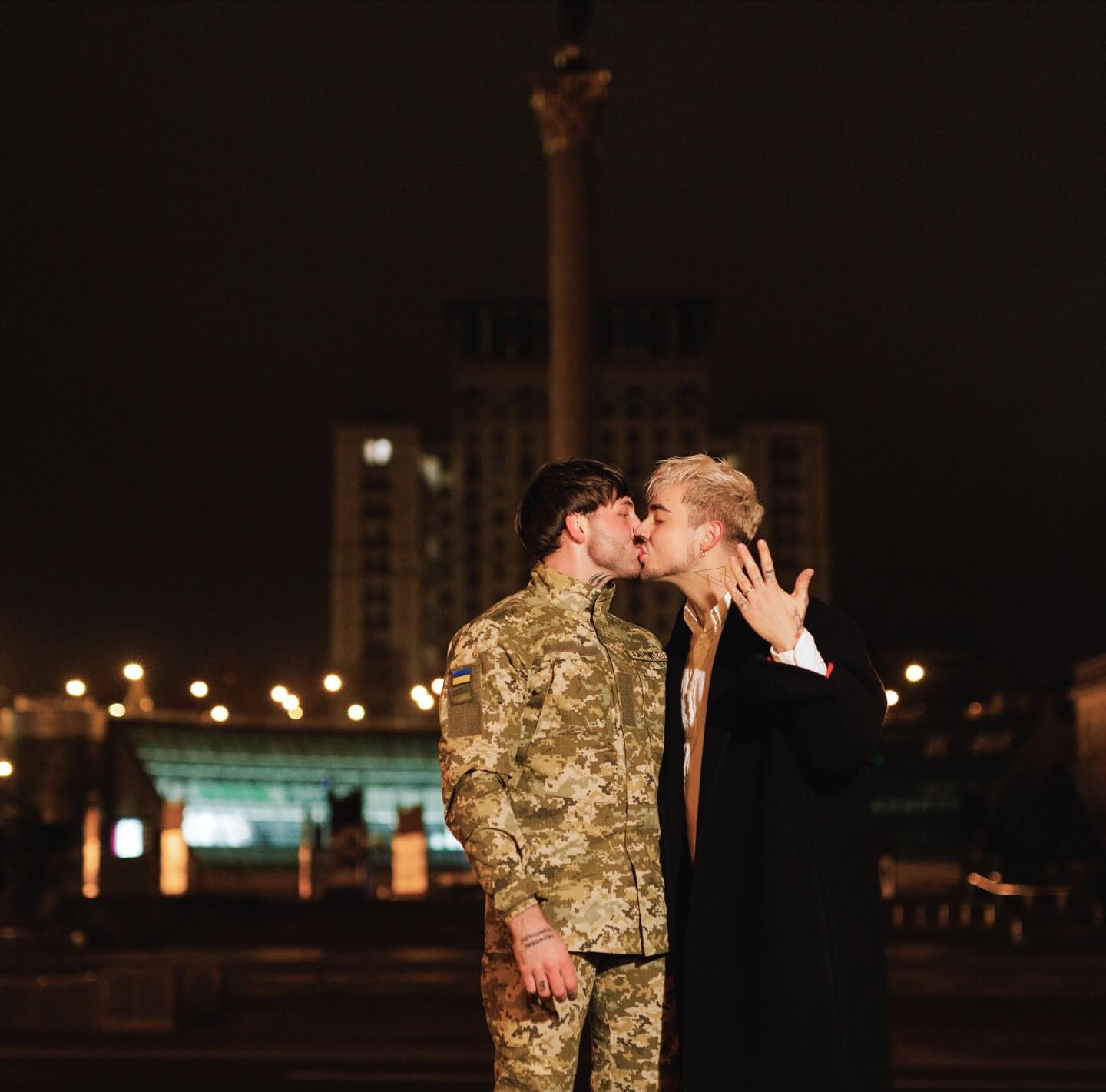 Украинский певец MELOVIN обручился с возлюбленным Украинский певец MELOVIN обручился с возлюбленным