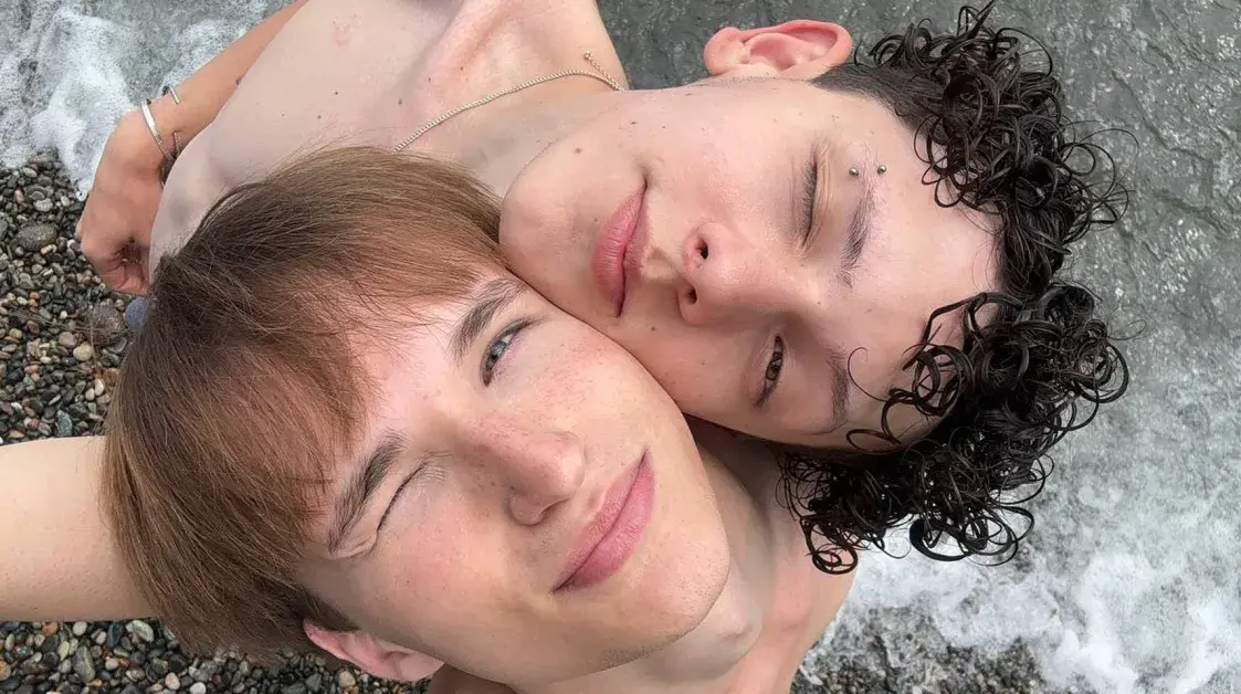 Что заставило 18-летних Дениса и Богдана покинуть Беларусь? Что заставило 18-летних Дениса и Богдана покинуть Беларусь?
